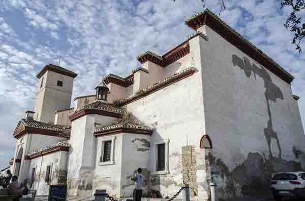 Granada 182 - barrio del Albayzin - iglesia de San Nicolás.jpg